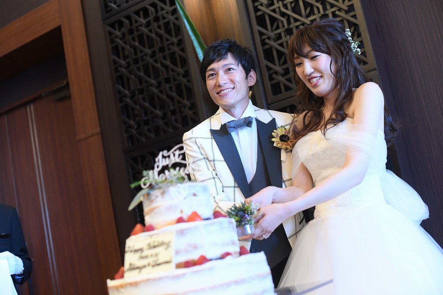 徳島市の結婚式場ブランアンジュの披露宴で新郎新婦様幸せいっぱいのウエディングケーキ入刀