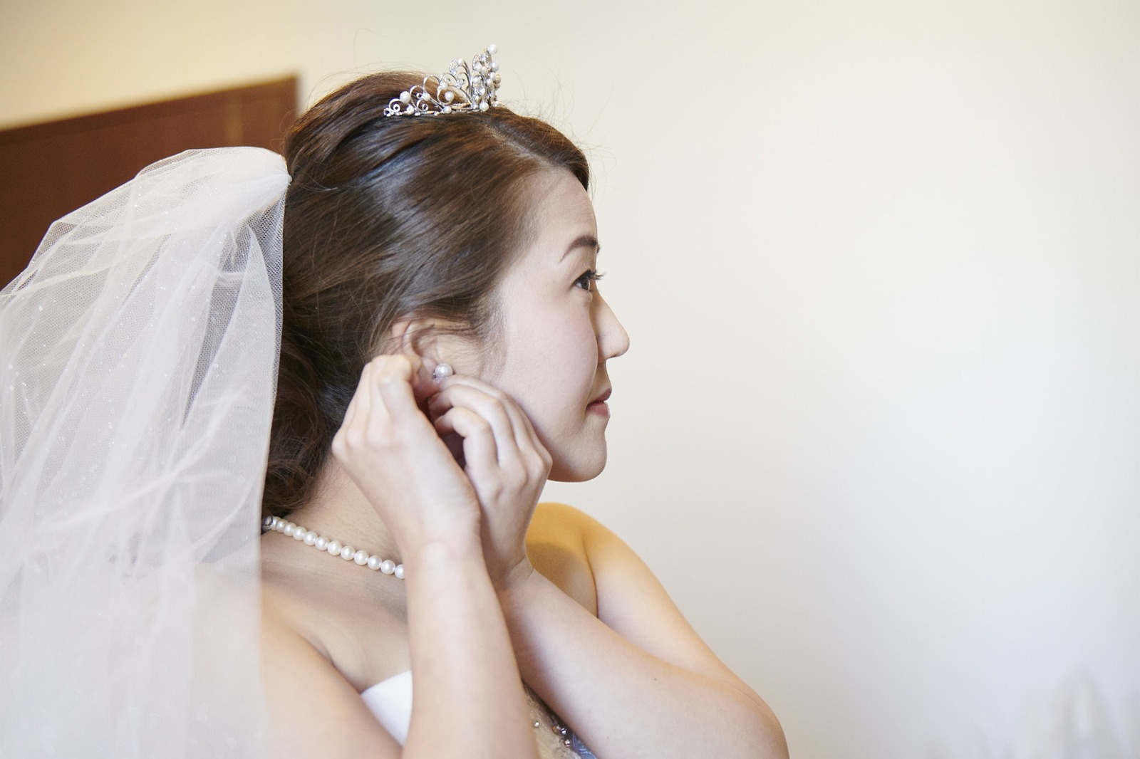 徳島県の結婚式場ブランアンジュの控室でイヤリングを付ける新婦