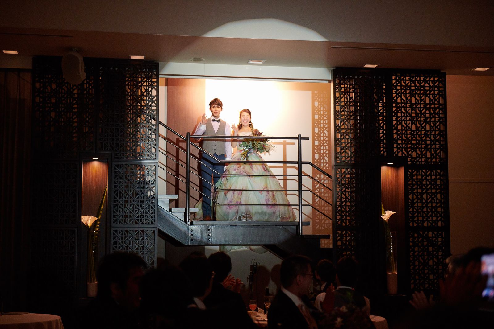 徳島県の結婚式場ブランアンジュの会場内階段からサプライズ登場