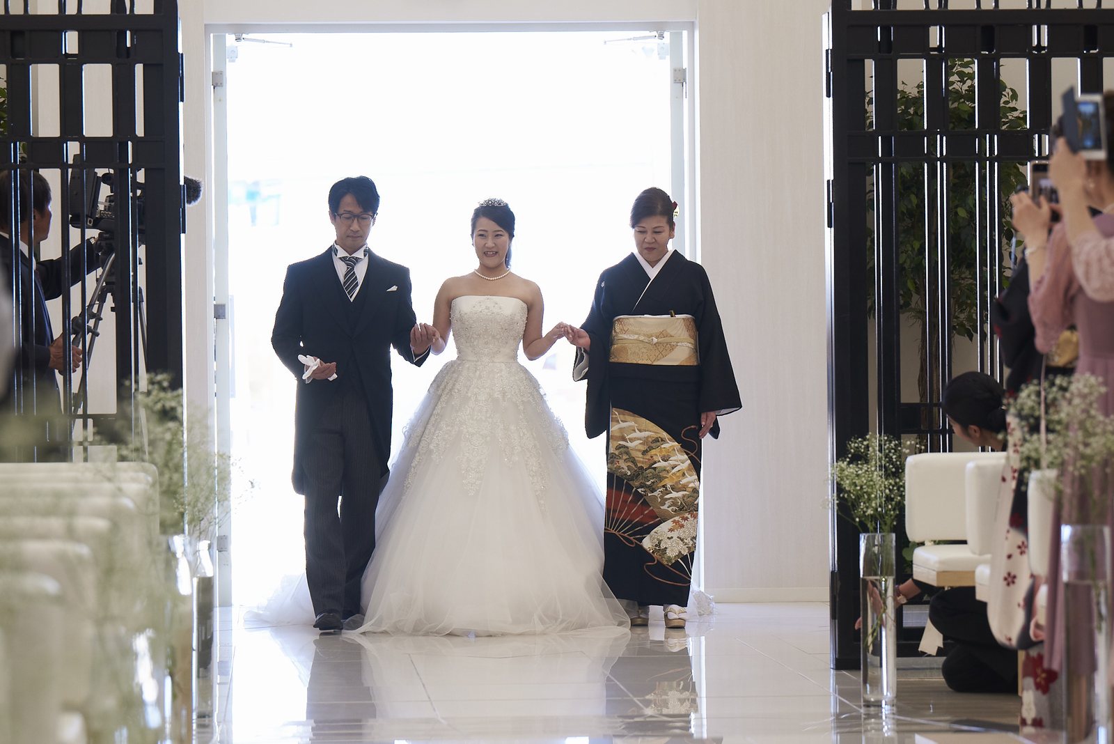 徳島市の結婚式場ブランアンジュのチャペルに両親と入場する新婦