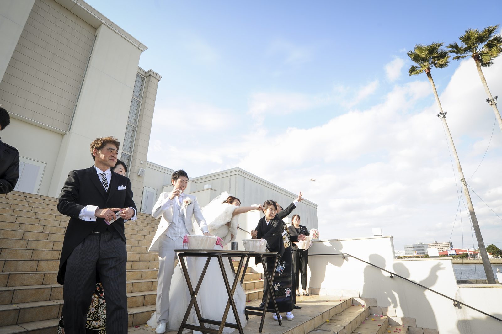 徳島市の結婚式場ブランアンジュで挙式後の大階段でゲスト参加で行う福巻きセレモニー