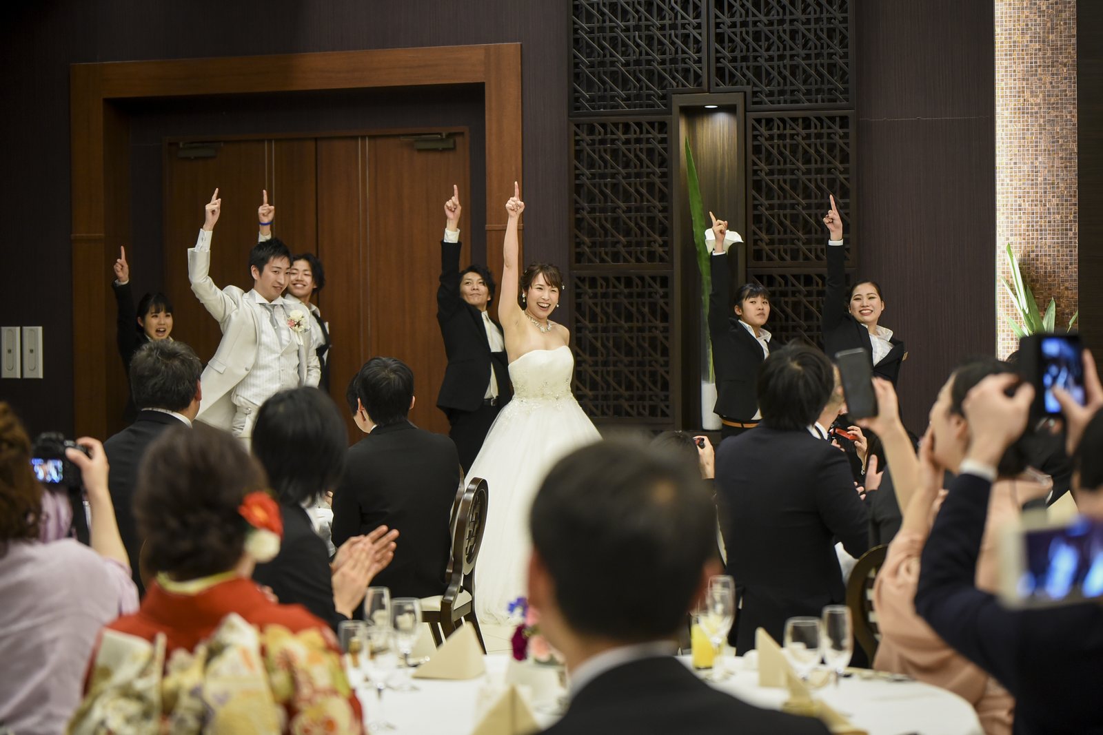 徳島市の結婚式場ブランアンジュで披露宴で新郎新婦様も一緒にフラッシュモブのサプライズスタート