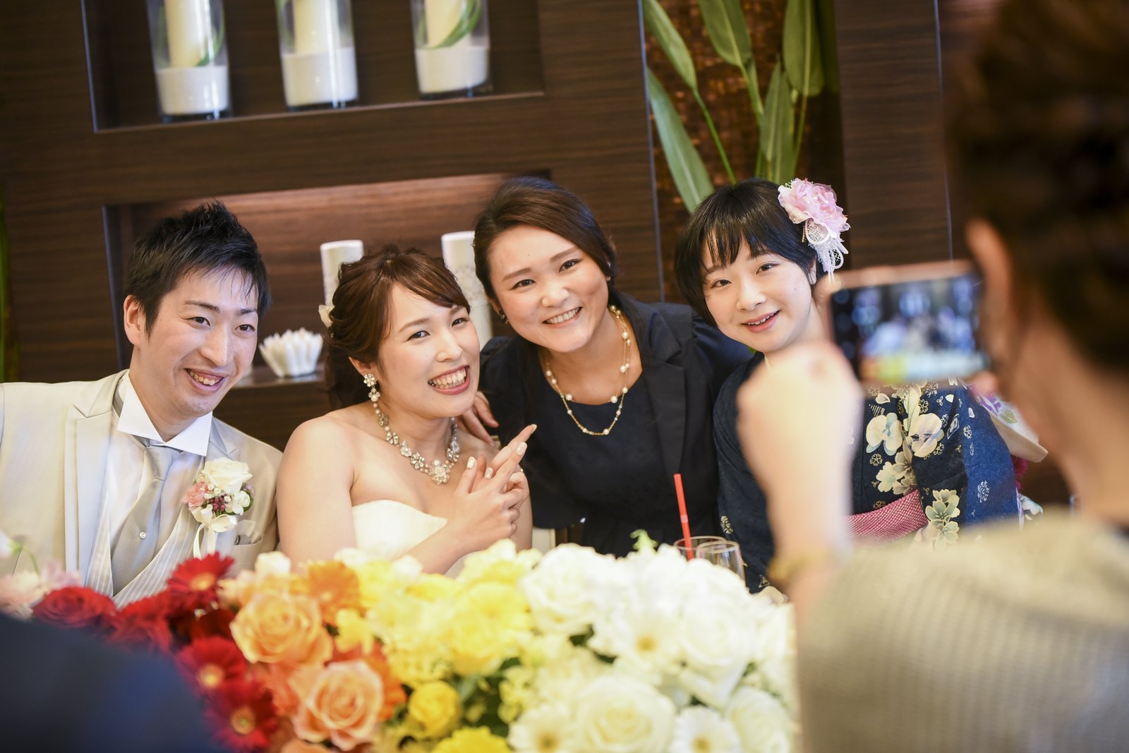 徳島市の結婚式場ブランアンジュで披露宴で新郎新婦様とゲストとの記念写真