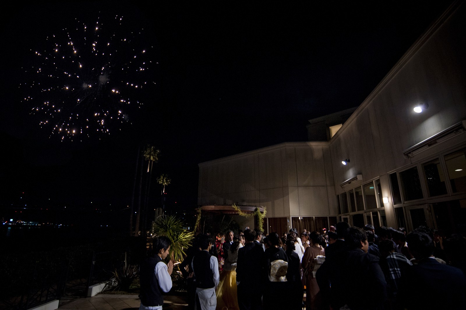 徳島市の結婚式場ブランアンジュで披露宴で新郎新婦様からゲストにむけたサプライズ打上花火