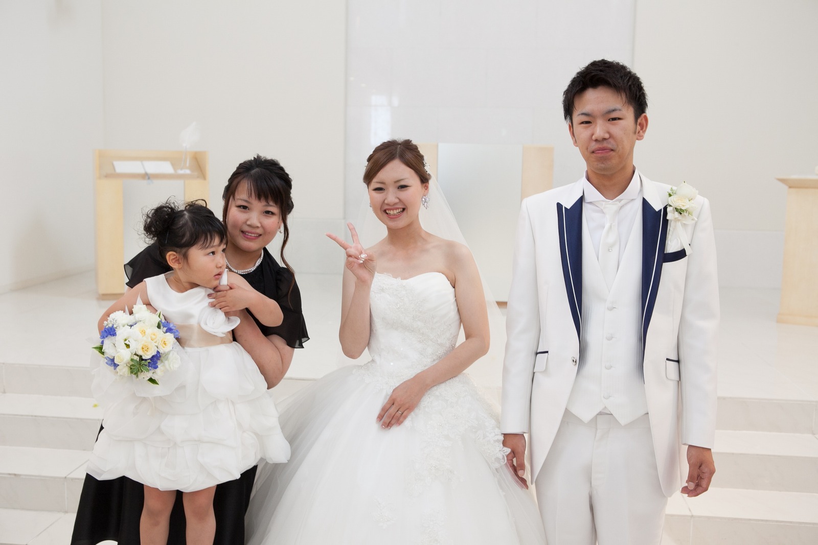 徳島市の結婚式場ブランアンジュでチャペル内での記念写真