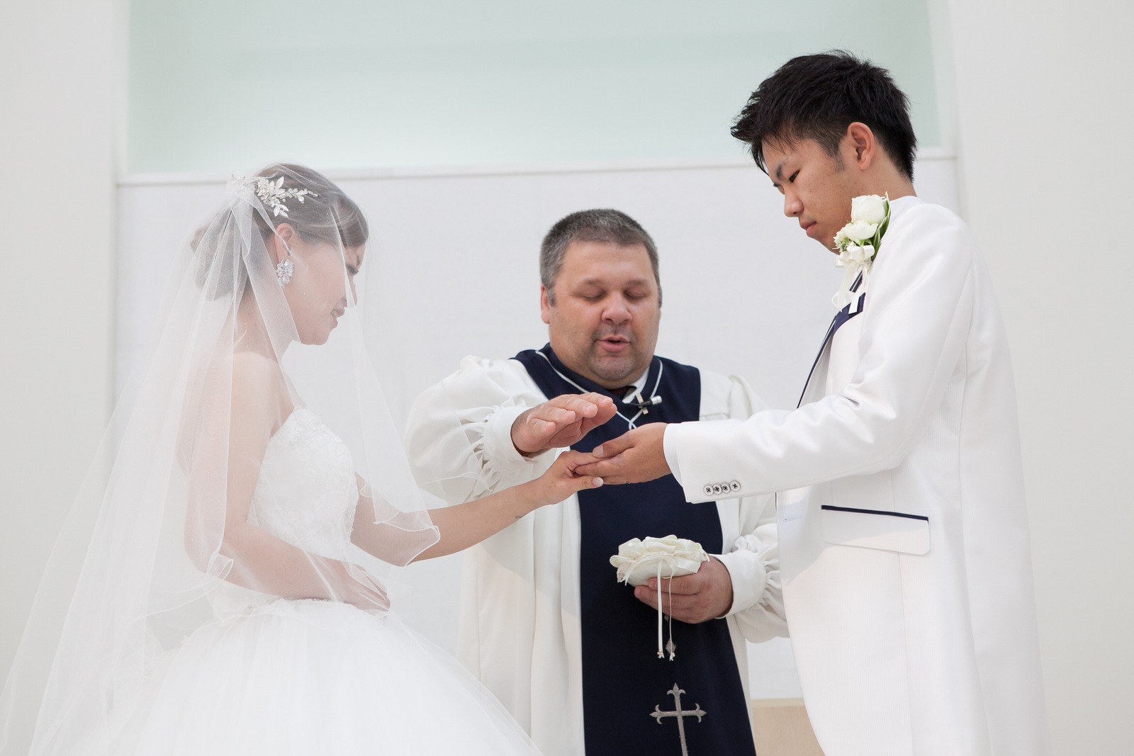 徳島市の結婚式場ブランアンジュでチャペル内での誓いの瞬間
