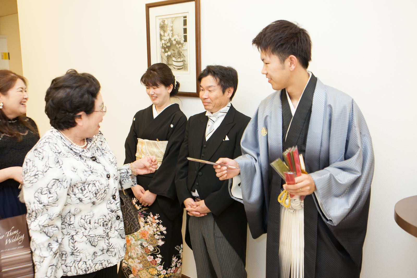 徳島市の結婚式場ブランアンジュで新郎新婦様からゲスト全員に感謝のメッセージと共にプチギフトを手渡し