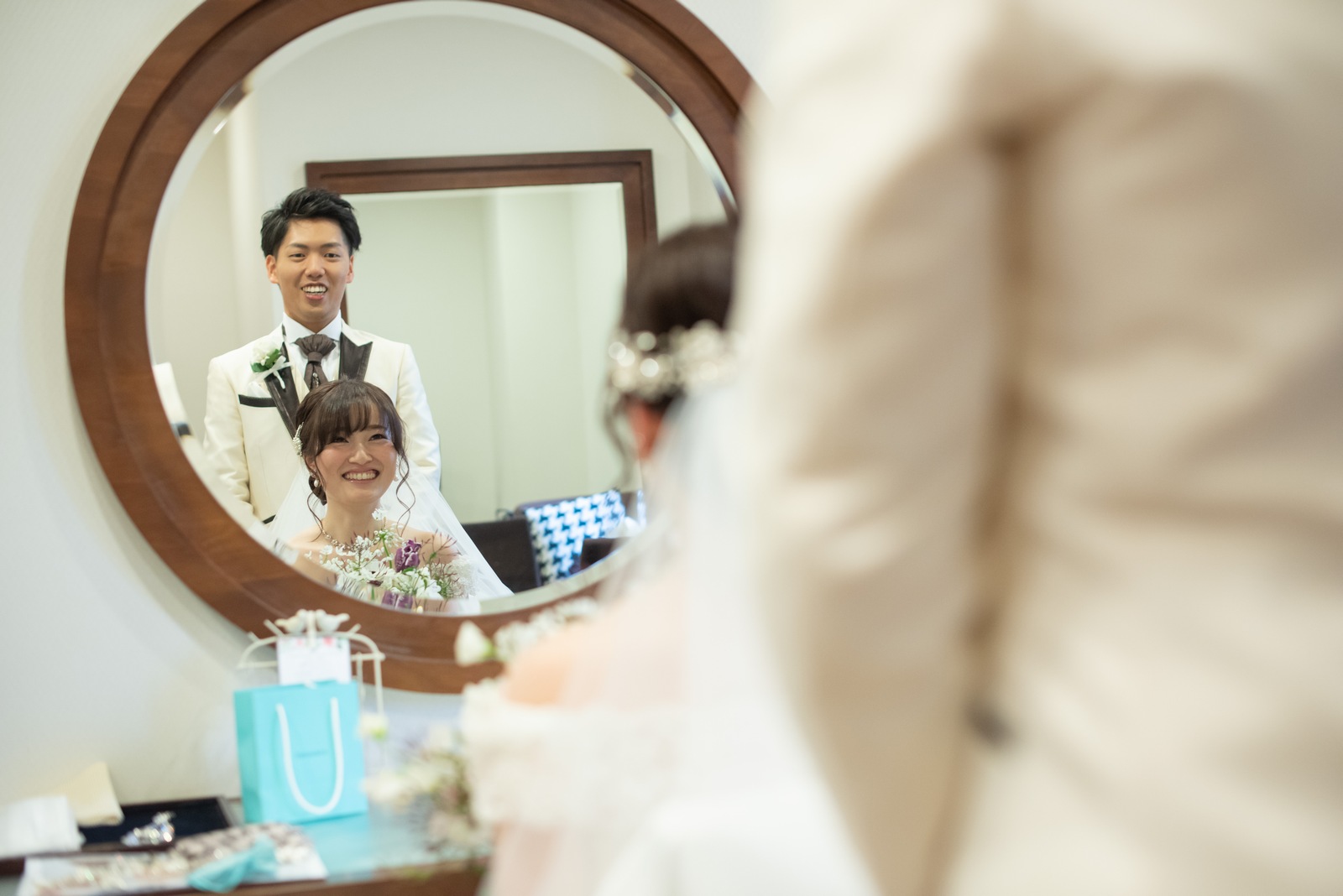 徳島市の結婚式場ブランアンジュで控室で見つめ合う新郎新婦