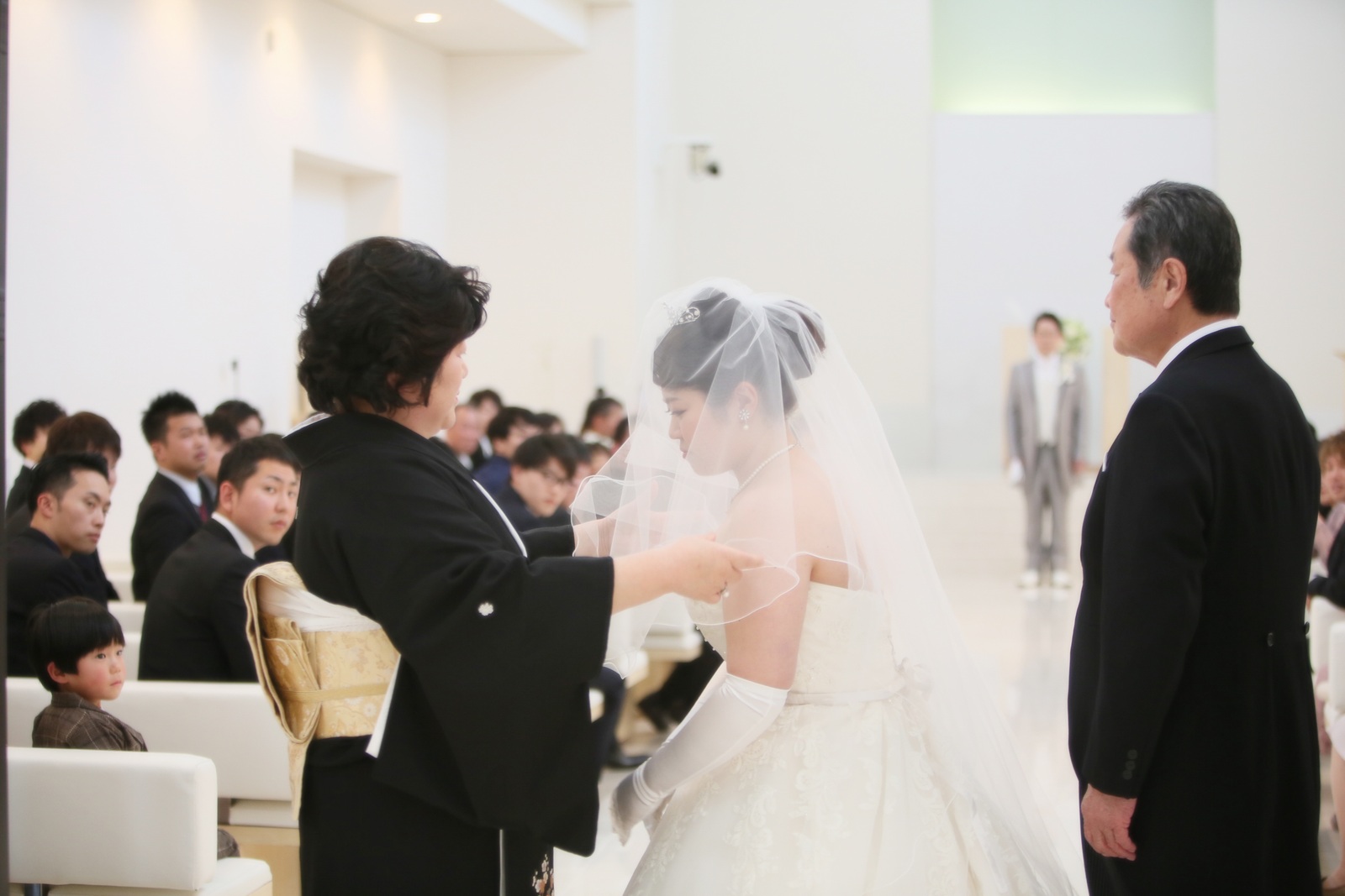徳島市の結婚式場ブランアンジュでお母様にベールダウンしてもらう新婦