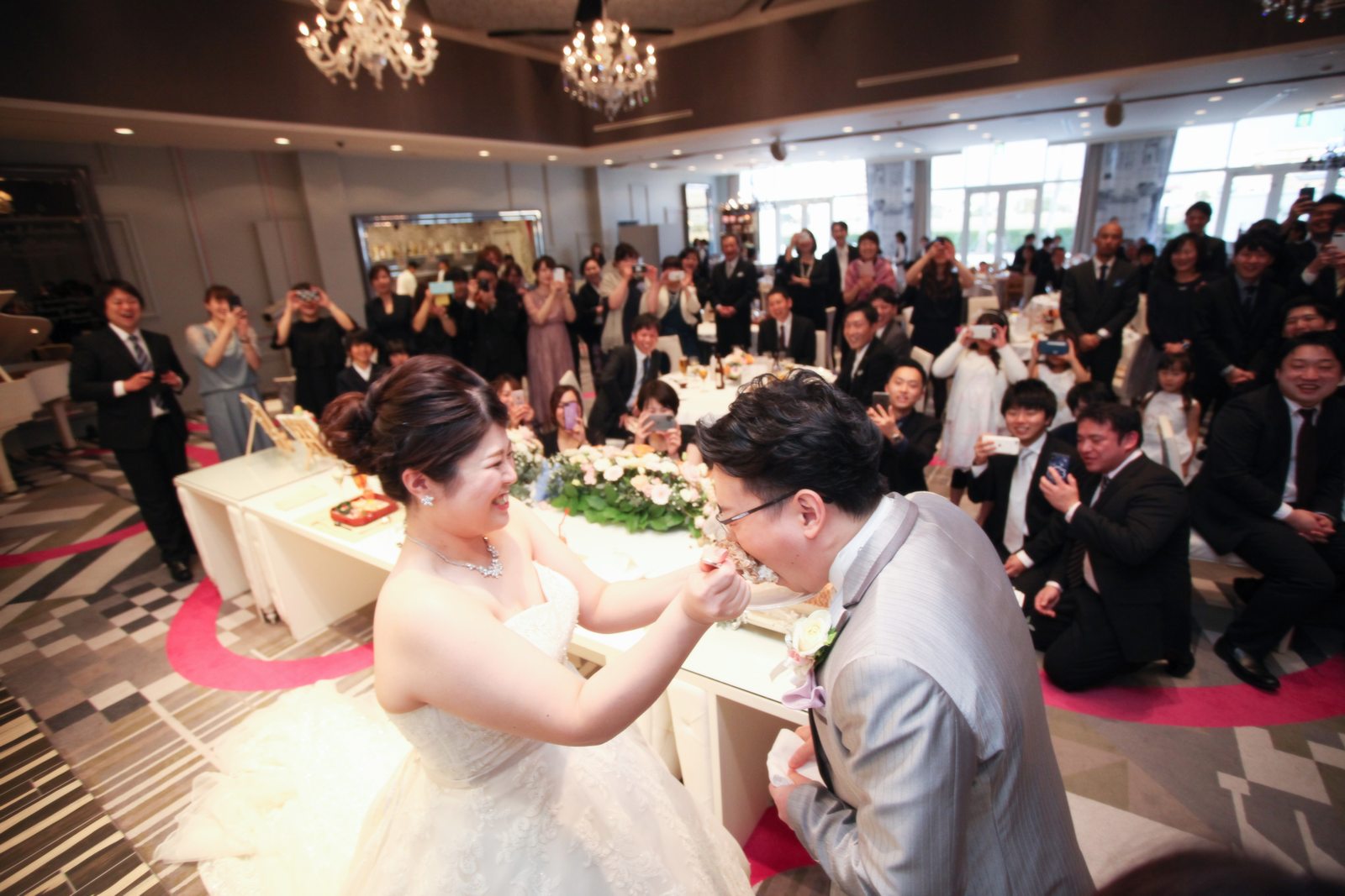 徳島市の結婚式場ブランアンジュの披露宴会場でファーストバイトを見守る多数のゲスト