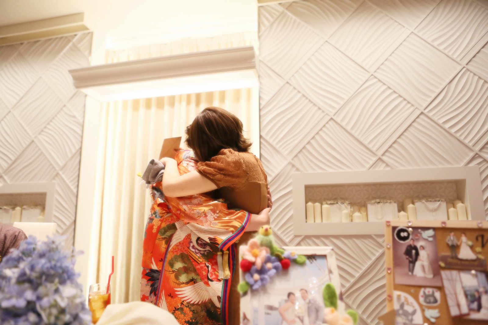 徳島市の結婚式場ブランアンジュの披露宴会場でゲストと抱き合う新婦