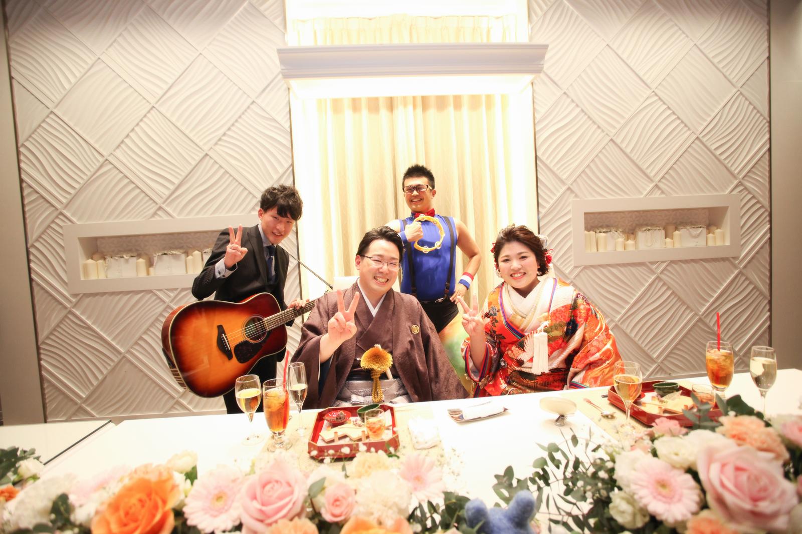 徳島市の結婚式場ブランアンジュで弾き語りのお祝いをしてくれたゲストと記念写真