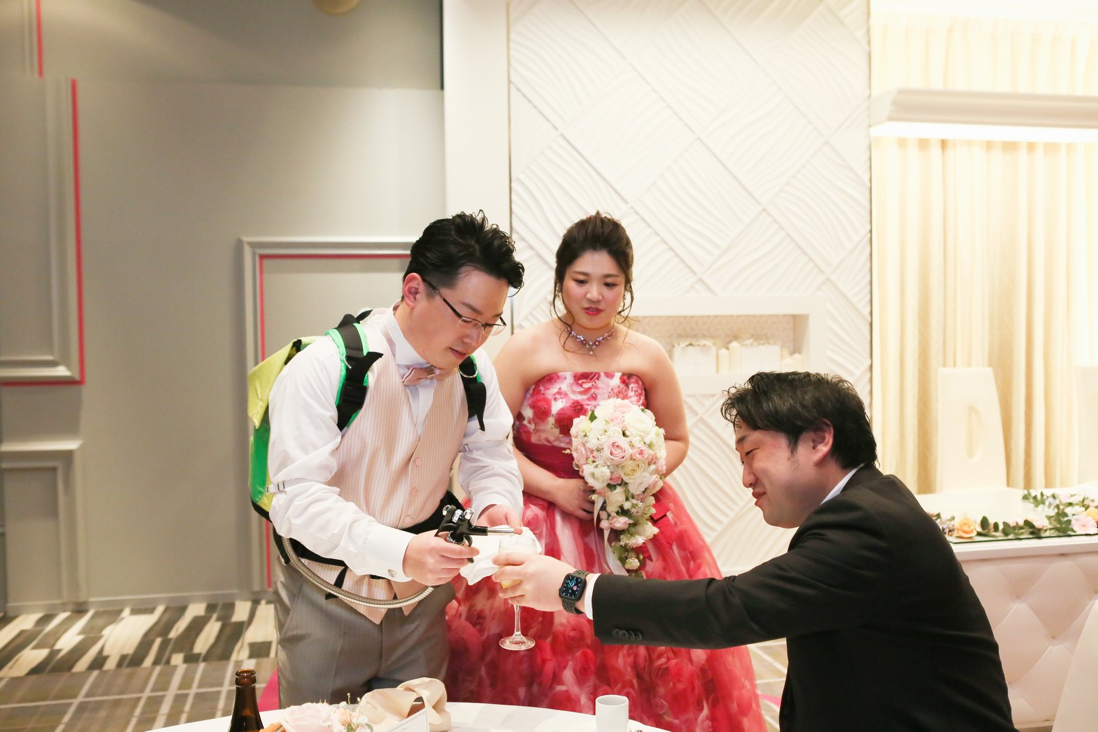 徳島市の結婚式場ブランアンジュでゲストにビールサーブして感謝と伝える新郎新婦