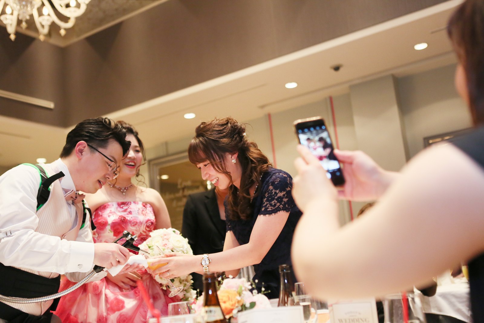 徳島市の結婚式場ブランアンジュの披露宴会場でテーブルを回り挨拶する新郎新婦