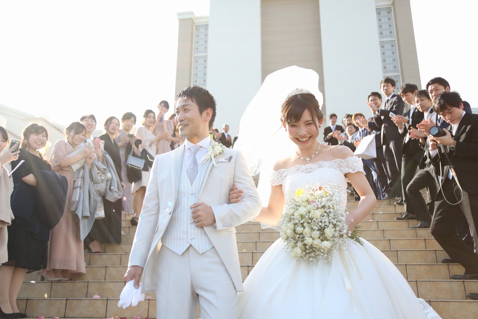 徳島市の結婚式場ブランアンジュの大階段のアフターセレモニーで祝福される新郎新婦