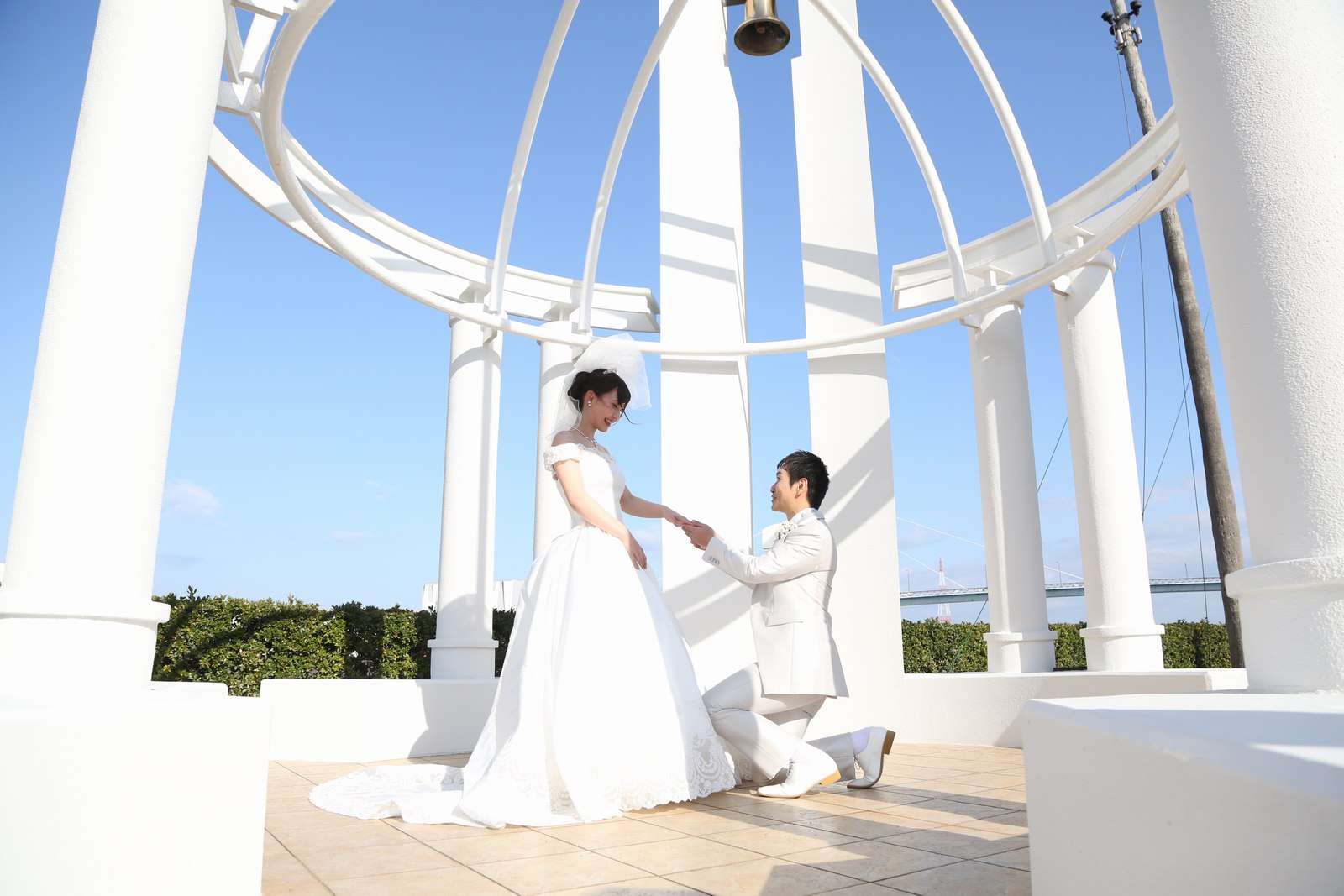 徳島市の結婚式場ブランアンジュのガゼボで記念写真を撮影している新郎新婦