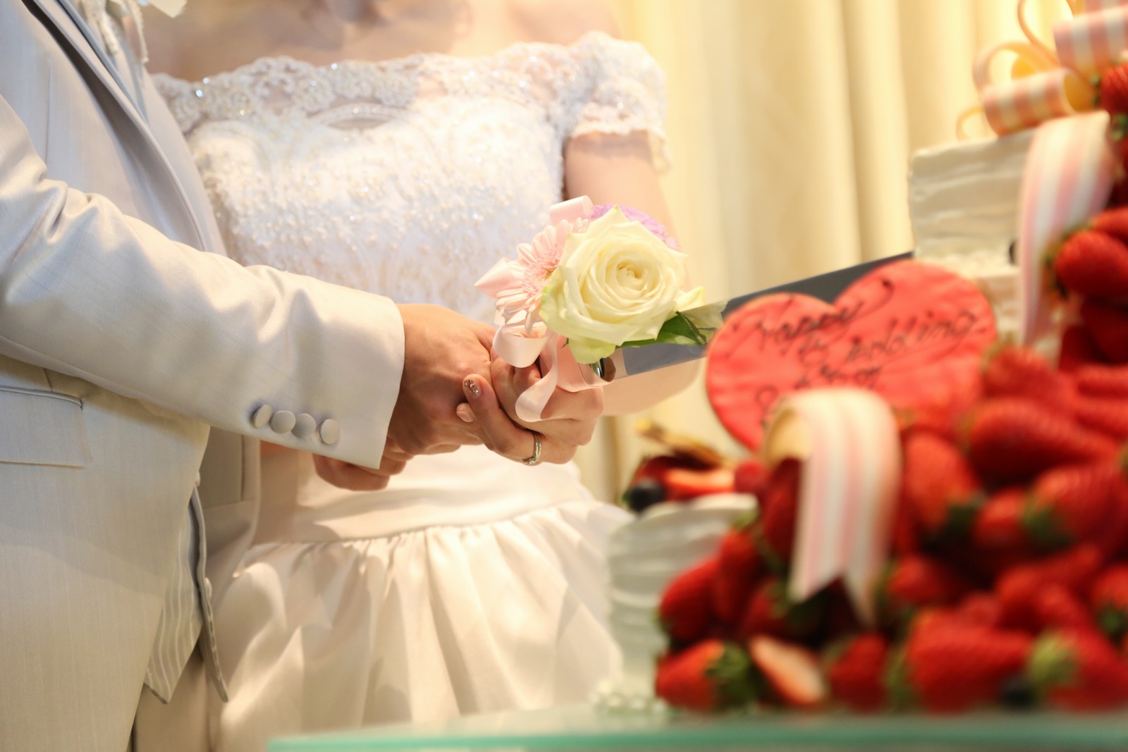 徳島市の結婚式場ブランアンジュでウエディングケーキの入刀をする瞬間