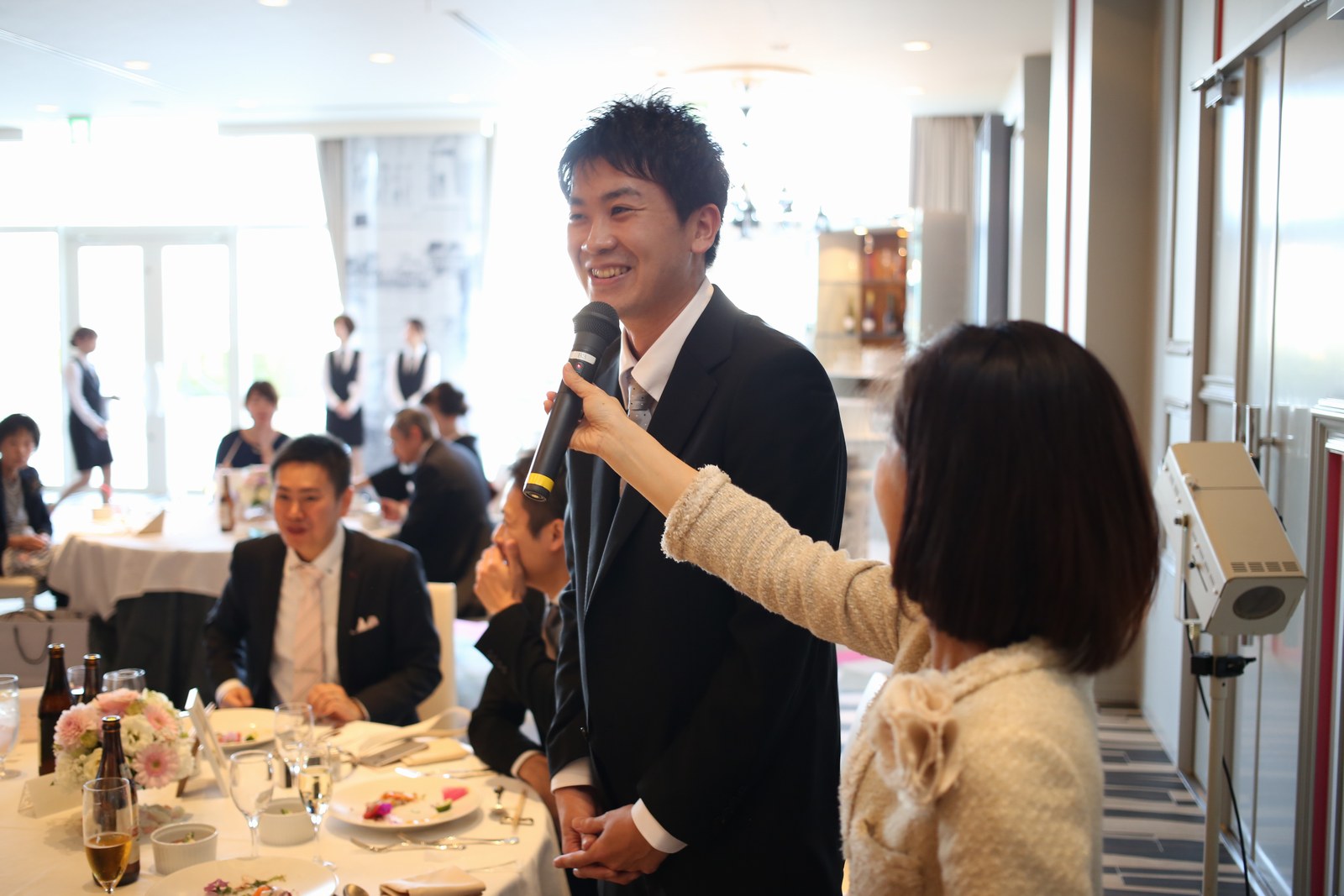 徳島市の結婚式場ブランアンジュのテーブルスピーチで話しているゲスト