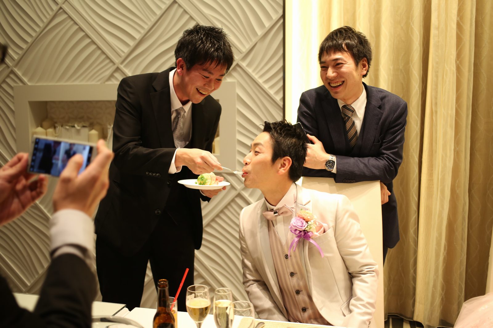 徳島市の結婚式場ブランアンジュでゲストからケーキを食べさせてもらう新郎