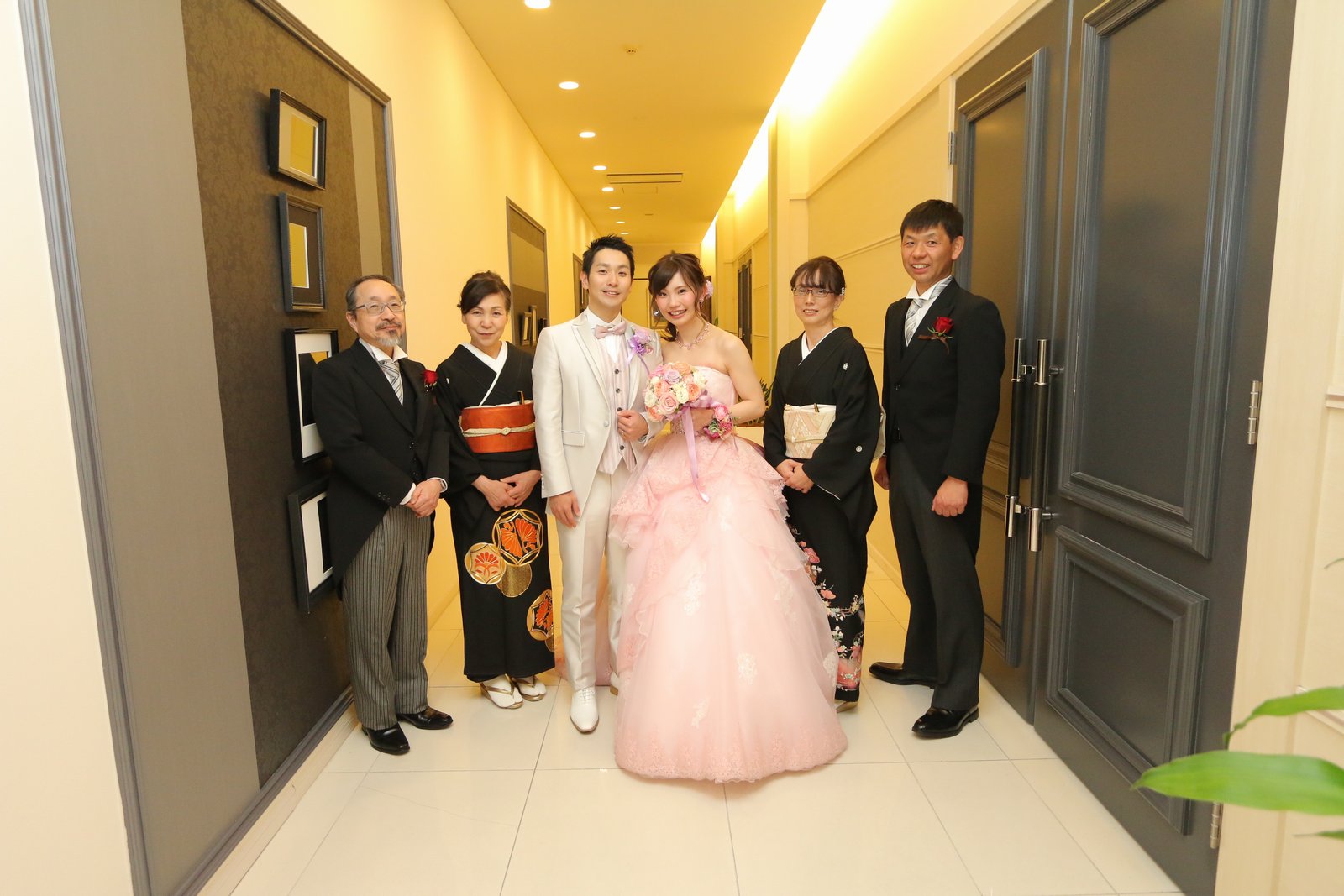 徳島市の結婚式場ブランアンジュでお開きを迎えロビーで新郎新婦とご両親での記念写真