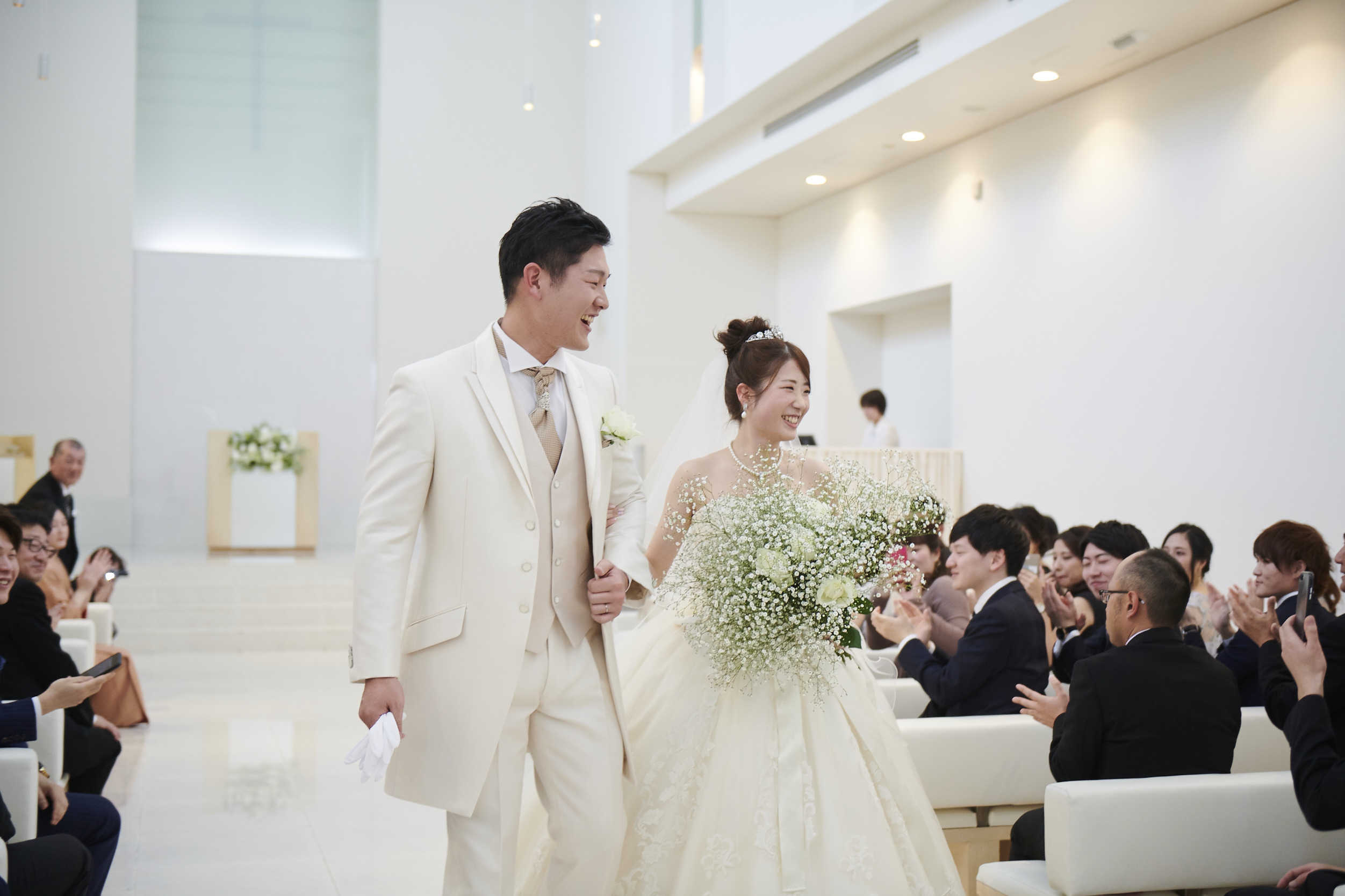 徳島市の結婚式場ブランアンジュでゲスト様から祝福されながら退場する新郎新婦様