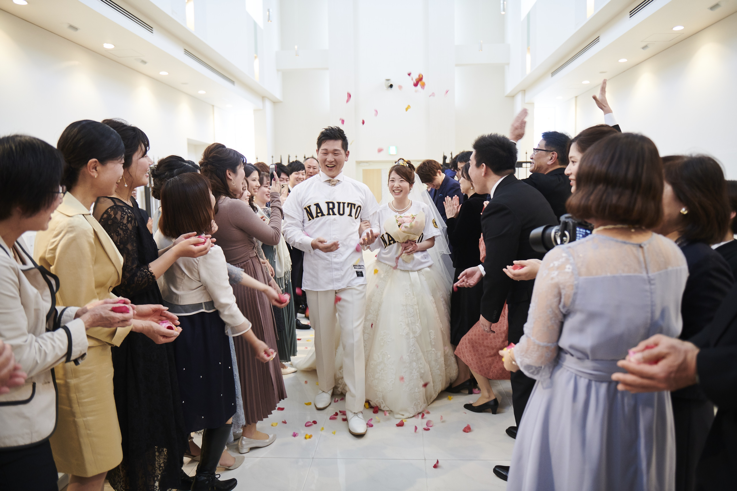 徳島市の結婚式場ブランアンジュで出身校のユニフォームを着て嬉しそうな新郎新婦様