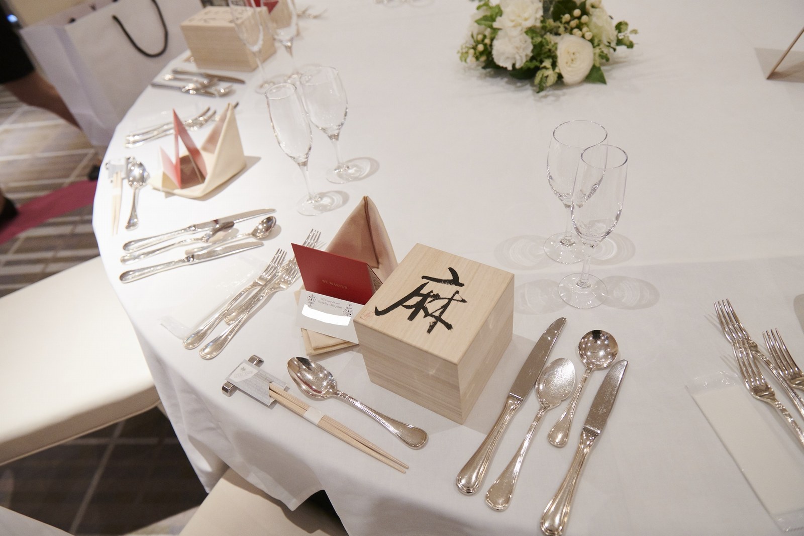 徳島市の結婚式場ブランアンジュでゲストテーブルにセットされた名前入り引出物ギフト