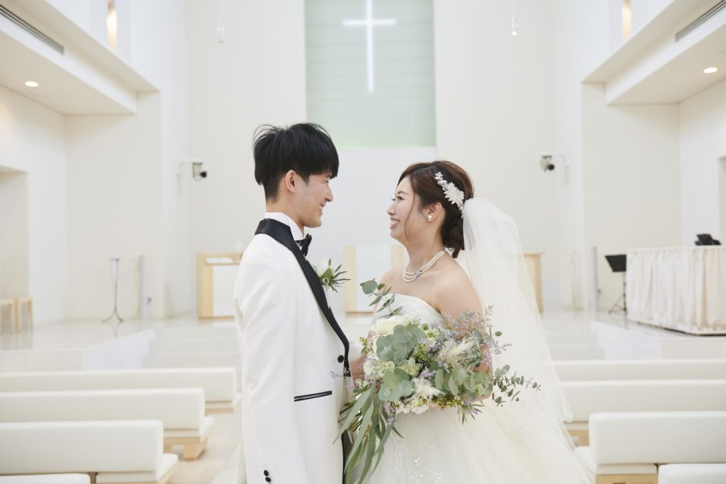 徳島市の結婚式場ブランアンジュでチャペルで見つめ合う新郎新婦