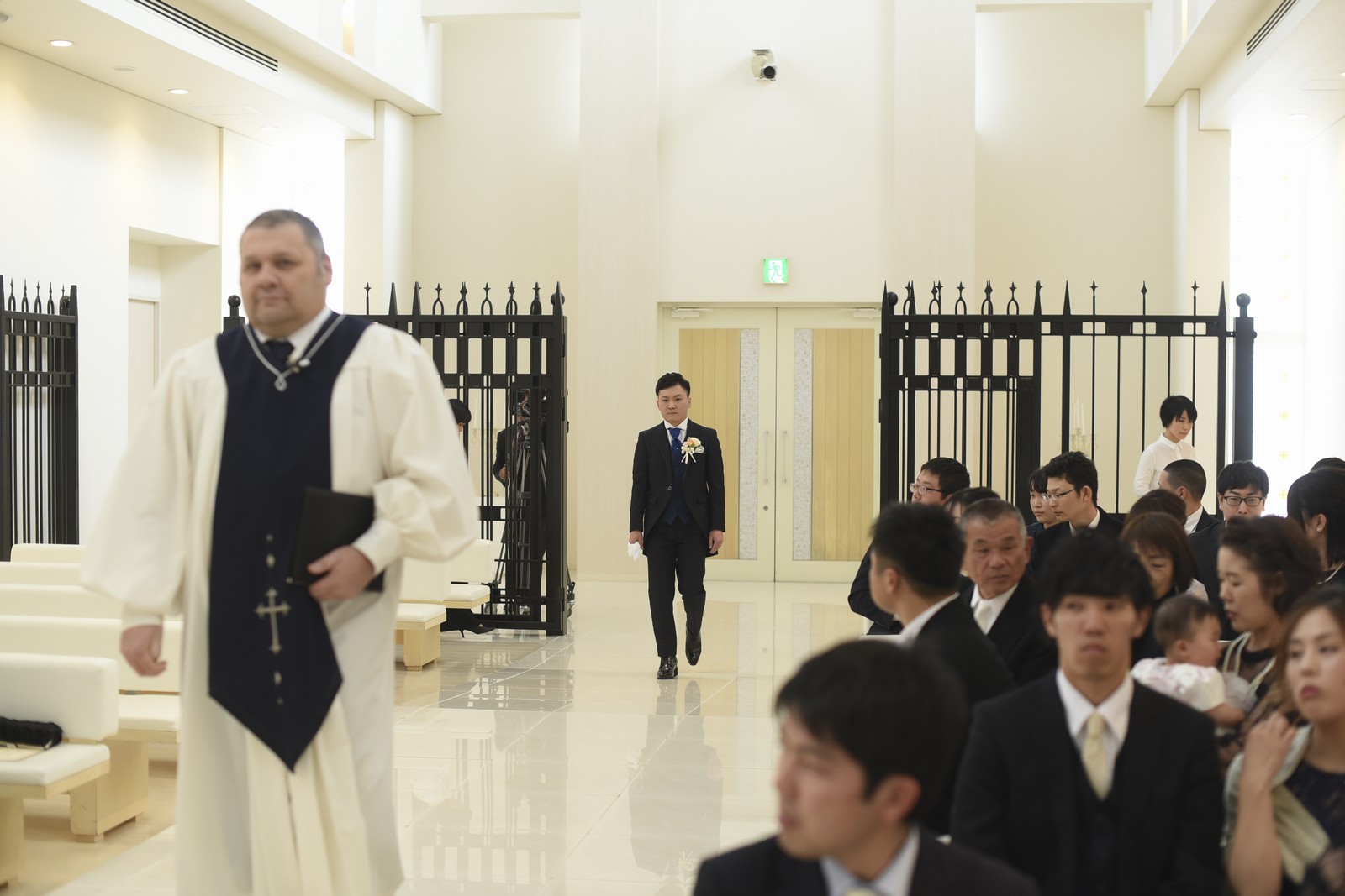 徳島市の結婚式場ブランアンジュで外国人牧師と入場する新郎様