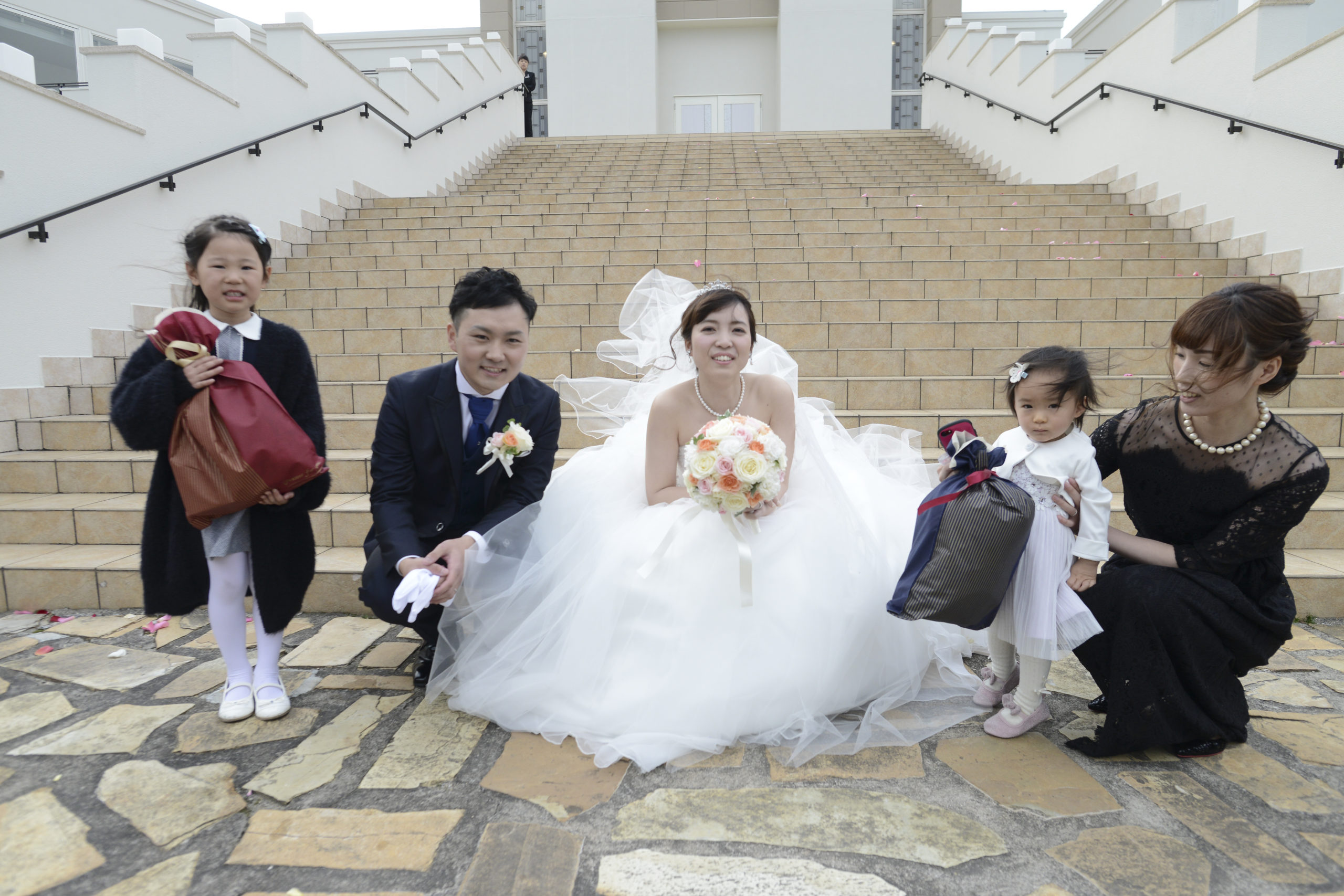 徳島市の結婚式場ブランアンジュの大階段でゲストと記念写真を撮る新郎新婦様