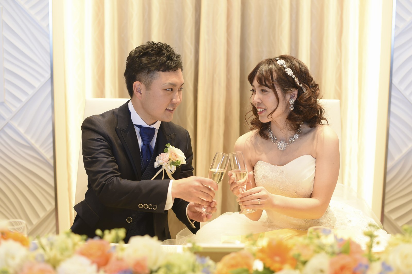 徳島市の結婚式場ブランアンジュでメインテーブルで乾杯する新郎新婦様