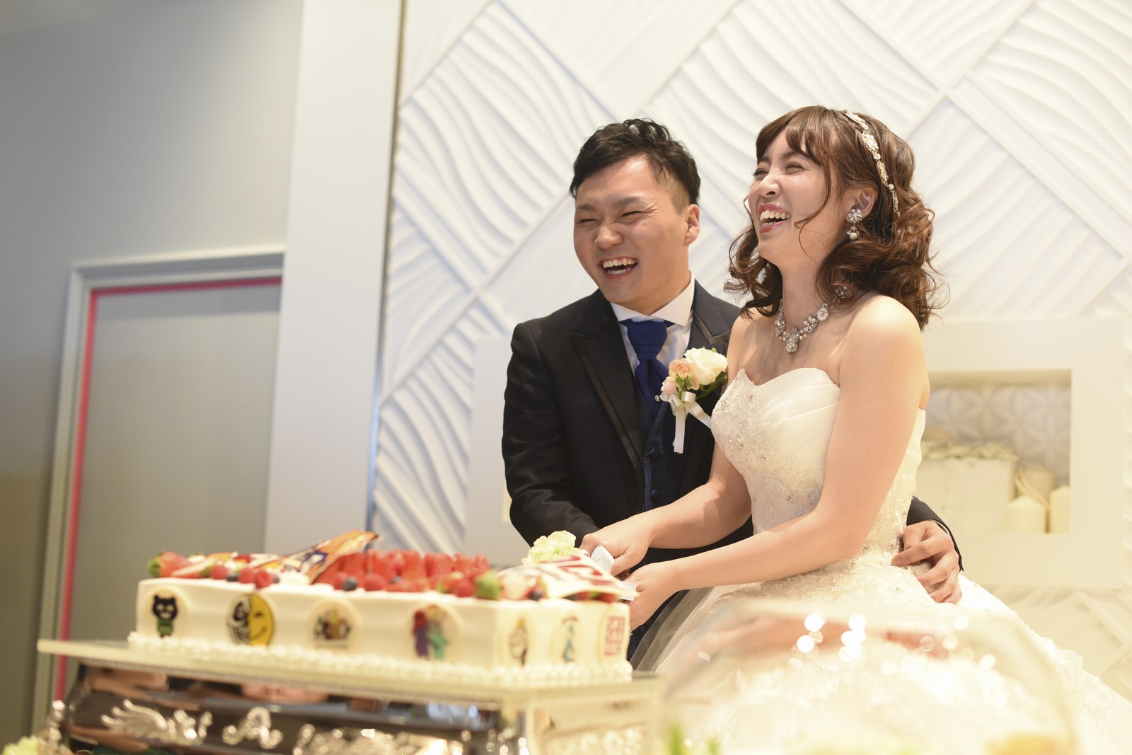 徳島市の結婚式場ブランアンジュでお幸せそうな笑顔でウエディングケーキ入刀している新郎新婦様
