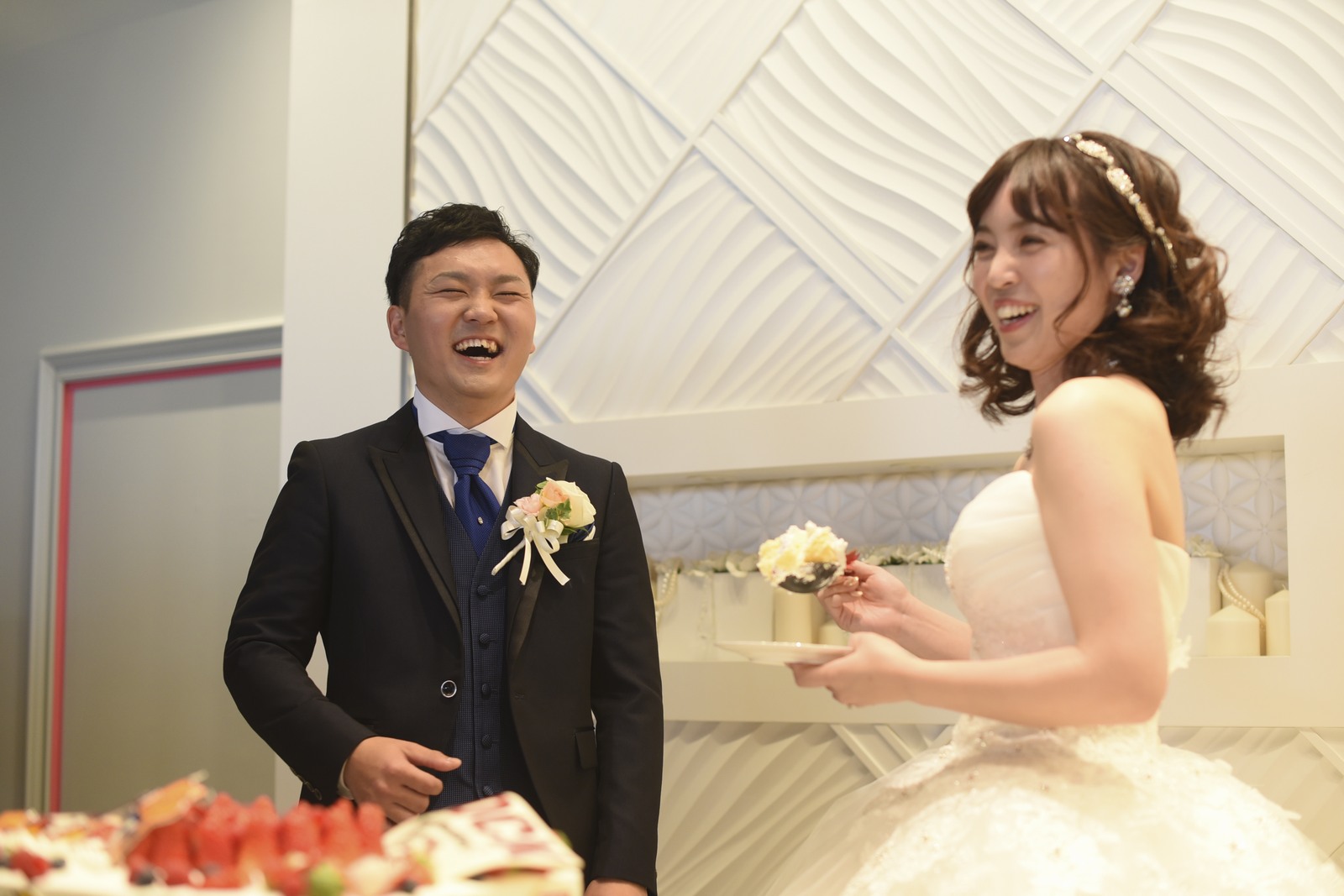 徳島市の結婚式場ブランアンジュでファーストバイトする直前のドキドキしている新郎新婦様