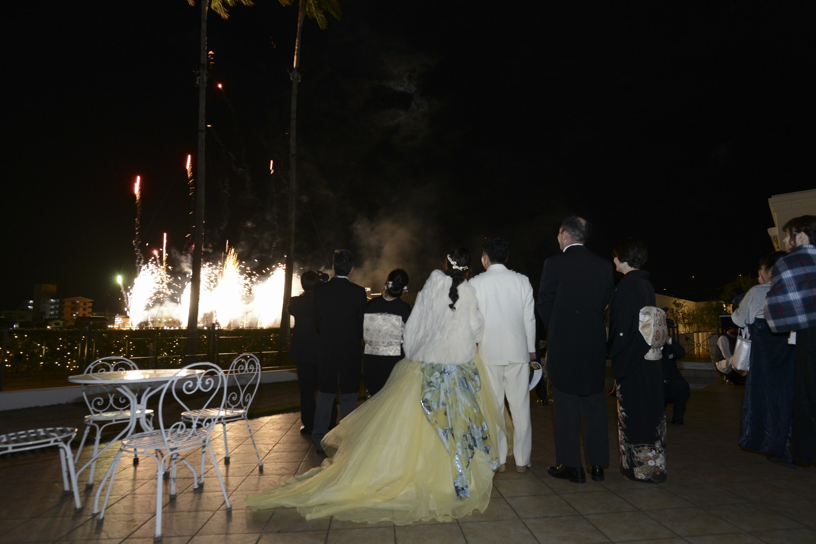 徳島市の結婚式場ブランアンジュのガーデンから打つ上げ花火を見守る新郎新婦様
