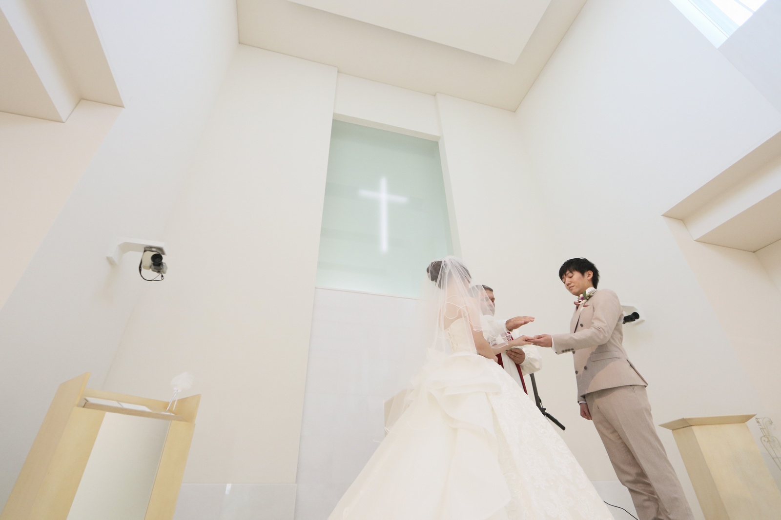 徳島県の結婚式場ブランアンジュのチャペルで結婚指輪の交換を行う新郎新婦