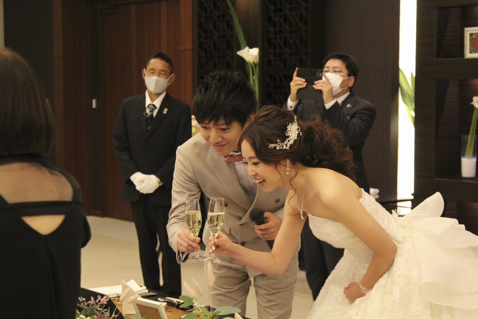 徳島県の結婚式場ブランアンジュでリモートでつながるゲストと乾杯する新郎新婦