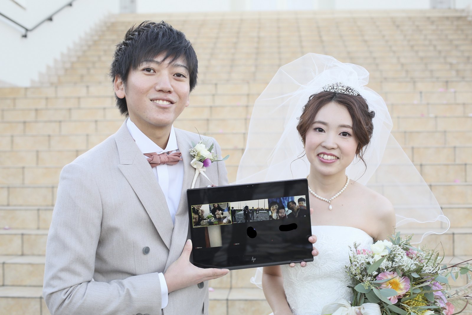 徳島県の結婚式場ブランアンジュでZOOMの画面越しに映るゲストと記念写真