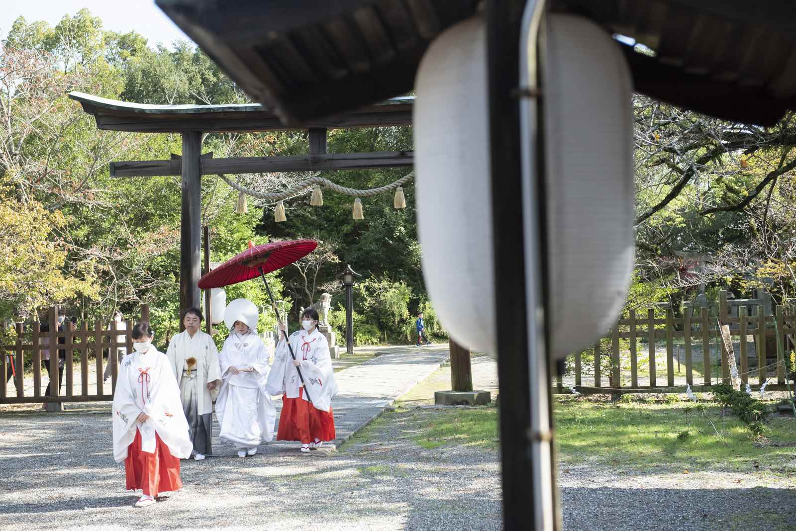 徳島市の結婚式場ブランアンジュで披露宴を行う前に挙式をした忌部神社での厳かな入場シーン