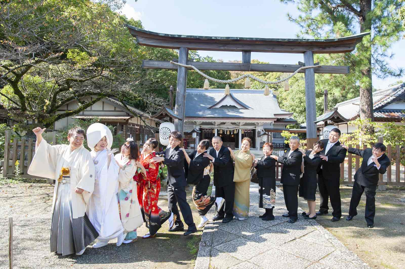 徳島市の結婚式場ブランアンジュで披露宴を行う前に挙式をした忌部神社で撮影した楽しそうな親族との写真