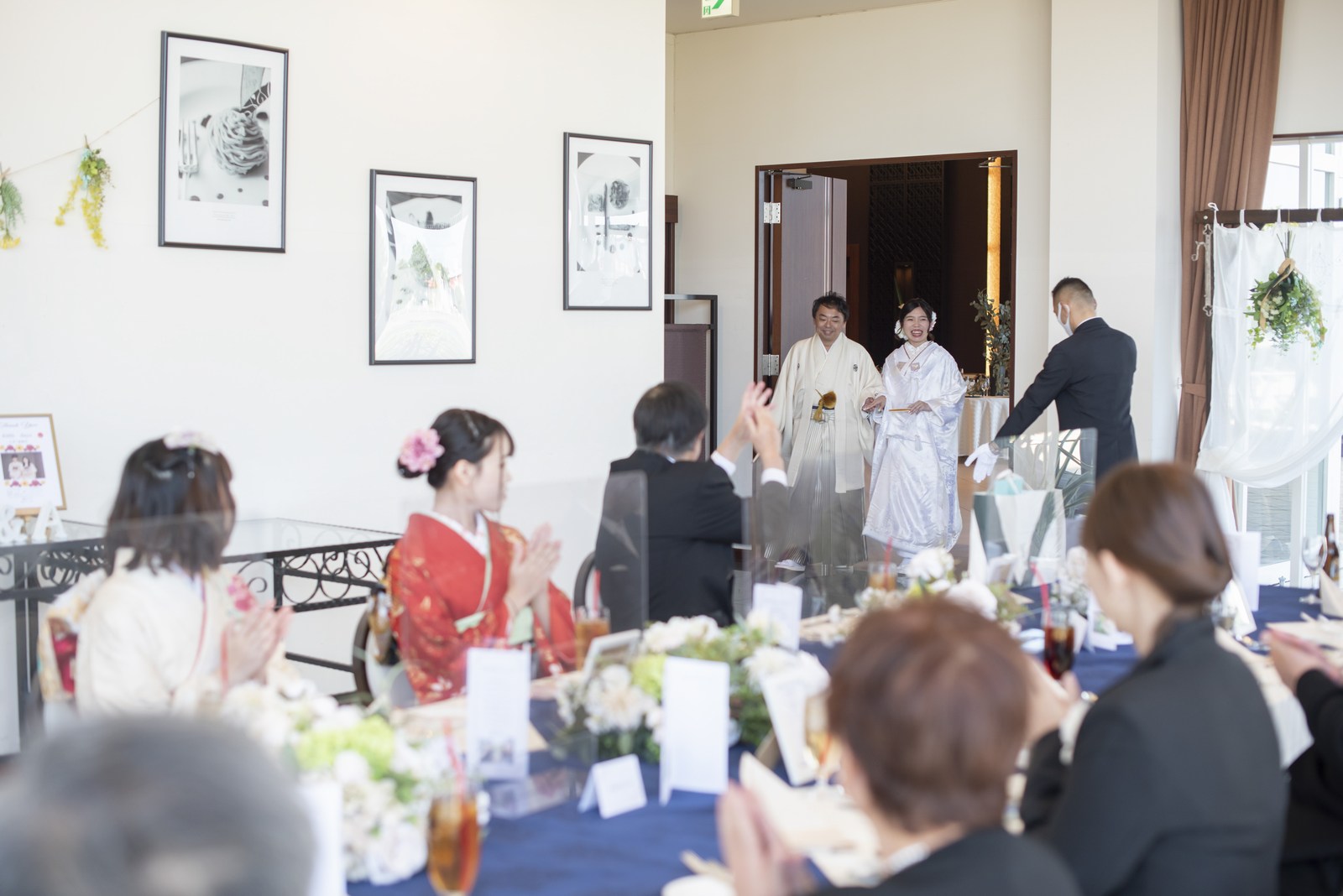 徳島市の結婚式場ブランアンジュの披露宴が始まり入場する新郎新婦